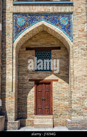 Arches décorées de la Madrasah Kukeldash bazar Chorsu à côté, Tachkent, Ouzbékistan Banque D'Images