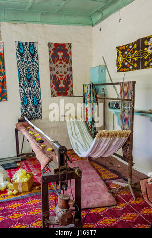 Atelier à tisser dans un tissu en soie pour la production dans les modèles traditionnels de l'ouzbek, l'Ouzbékistan Banque D'Images