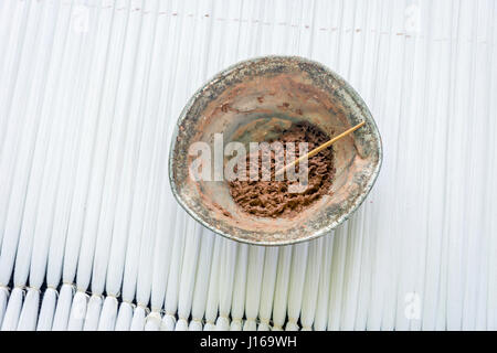 Colorants et Pigments naturels pour la coloration de la soie et la production de tissus avec des motifs traditionnels de l'ouzbek, l'Ouzbékistan Banque D'Images