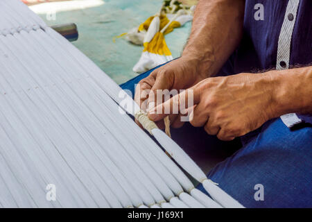 Atelier de production de soie et de mourir avec un tissu en soie, l'Ouzbékistan ouzbek traditionnel Banque D'Images