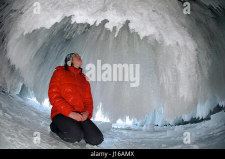 Le lac Baïkal, en Russie : un touriste cherche sur la région de swe à l'incroyable formations de glace. Le ressort peut être sur nous au Royaume-Uni mais une pensée pour l'Est qui photos montrent encore le gel avec des températures aussi basses que moins sept degrés centigrades au cours de la journée. D'après l'exploration de grottes de glace dangereuse à conduire sur haut du plus grand lac glaciaire en volume, ces photos montrent comment les touristes russes peuvent toujours passer un bon moment malgré l'amère conditions. Photographe Andrey Nekrasov (43) s'est rendu 3 000 milles pour atteindre le lac Baïkal, qui est a une période de cinq fois plus d'eau que les grands Banque D'Images