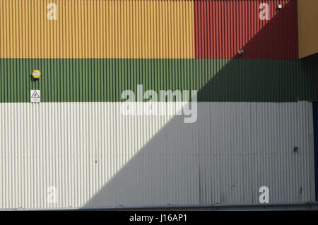 WEST YORKSHIRE, UK : Vous seriez pardonné pour penser ce sont des peintures abstraites mais ils sont en fait des photographies d'usines Yorkshire prises par un vendeur. Bien que le modernisme que couleurs vives et peut avoir l'aspect masterstrokes de 20e siècle des artistes comme Français Piet Mondrian qu'ils sont en réalité les moteurs de l'industrie moderne qui jouent encore un rôle important dans les collectivités du nord de l'Angleterre. Sales Executive Stuart Allen (54) se sont rendus à son domicile à Leeds pour plus de 20 parcs industriels dans le West Yorkshire pour le pur plaisir de la transformation de bâtiments qui Banque D'Images