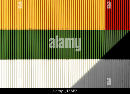 WEST YORKSHIRE, UK : Vous seriez pardonné pour penser ce sont des peintures abstraites mais ils sont en fait des photographies d'usines Yorkshire prises par un vendeur. Bien que le modernisme que couleurs vives et peut avoir l'aspect masterstrokes de 20e siècle des artistes comme Français Piet Mondrian qu'ils sont en réalité les moteurs de l'industrie moderne qui jouent encore un rôle important dans les collectivités du nord de l'Angleterre. Sales Executive Stuart Allen (54) se sont rendus à son domicile à Leeds pour plus de 20 parcs industriels dans le West Yorkshire pour le pur plaisir de la transformation de bâtiments qui Banque D'Images