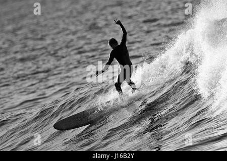 Surfer la vague d'équitation au Maroc Banque D'Images