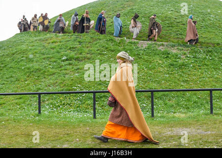 Cracovie, Pologne. 18 avr, 2017. Personnes ont assisté à l'Rekawka Festival à Krak's Mound. Festival de Pâques Cracovian Rekawka est tradition (célébrée le mardi après le Dimanche de Pâques), les racines dans des rites païens, en particulier au printemps (Dziady ancêtres) - une tradition pré-chrétienne de communion avec les morts, qui étaient censés être les gardiens de la fécondité et de la reproduction. Credit : Omar Marques/Pacific Press/Alamy Live News Banque D'Images