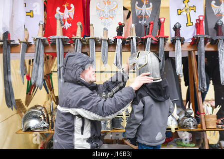 Cracovie, Pologne. 18 avr, 2017. Personnes ont assisté à l'Rekawka Festival à Krak's Mound. Festival de Pâques Cracovian Rekawka est tradition (célébrée le mardi après le Dimanche de Pâques), les racines dans des rites païens, en particulier au printemps (Dziady ancêtres) - une tradition pré-chrétienne de communion avec les morts, qui étaient censés être les gardiens de la fécondité et de la reproduction. Credit : Omar Marques/Pacific Press/Alamy Live News Banque D'Images