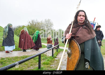 Cracovie, Pologne. 18 avr, 2017. Personnes ont assisté à l'Rekawka Festival à Krak's Mound. Festival de Pâques Cracovian Rekawka est tradition (célébrée le mardi après le Dimanche de Pâques), les racines dans des rites païens, en particulier au printemps (Dziady ancêtres) - une tradition pré-chrétienne de communion avec les morts, qui étaient censés être les gardiens de la fécondité et de la reproduction. Credit : Omar Marques/Pacific Press/Alamy Live News Banque D'Images