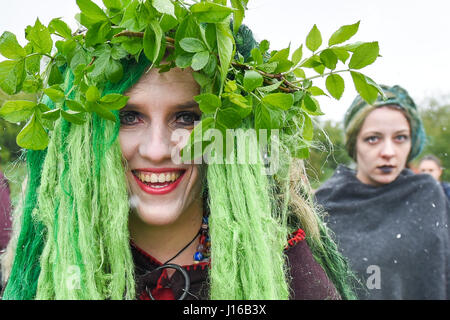 Cracovie, Pologne. 18 avr, 2017. Personnes ont assisté à l'Rekawka Festival à Krak's Mound. Festival de Pâques Cracovian Rekawka est tradition (célébrée le mardi après le Dimanche de Pâques), les racines dans des rites païens, en particulier au printemps (Dziady ancêtres) - une tradition pré-chrétienne de communion avec les morts, qui étaient censés être les gardiens de la fécondité et de la reproduction. Credit : Omar Marques/Pacific Press/Alamy Live News Banque D'Images