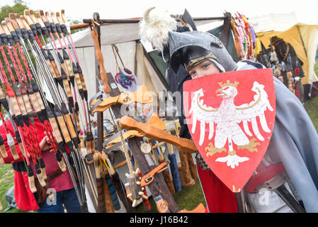 Cracovie, Pologne. 18 avr, 2017. Personnes ont assisté à l'Rekawka Festival à Krak's Mound. Festival de Pâques Cracovian Rekawka est tradition (célébrée le mardi après le Dimanche de Pâques), les racines dans des rites païens, en particulier au printemps (Dziady ancêtres) - une tradition pré-chrétienne de communion avec les morts, qui étaient censés être les gardiens de la fécondité et de la reproduction. Credit : Omar Marques/Pacific Press/Alamy Live News Banque D'Images