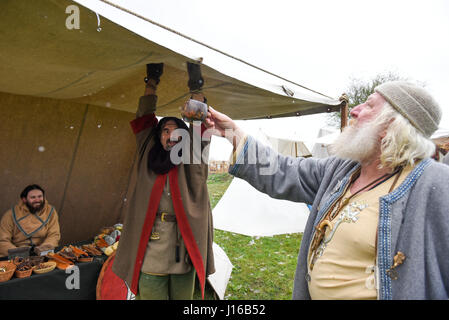 Cracovie, Pologne. 18 avr, 2017. Personnes ont assisté à l'Rekawka Festival à Krak's Mound. Festival de Pâques Cracovian Rekawka est tradition (célébrée le mardi après le Dimanche de Pâques), les racines dans des rites païens, en particulier au printemps (Dziady ancêtres) - une tradition pré-chrétienne de communion avec les morts, qui étaient censés être les gardiens de la fécondité et de la reproduction. Credit : Omar Marques/Pacific Press/Alamy Live News Banque D'Images