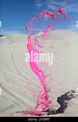 Le Nevada, USA : Photos éclaboussures de peinture de capture à la mi-air. Explosions de peinture multicolores tourner le désert d'Amérique en un arc-en-ciel. Un spectateur assiste à ces scènes d'ouverture ne serait pas les manquer en un clin d'oeil. Cependant, en capturant l'instant habilement, des artistes ont créé ces sculptures peinture suspendue extraordinaire qui existent pour juste un 3 200 e de-a -deuxième. Suspendue en l'air ces créations colorées a pris plus de deux mois pour saisir, en utilisant uniquement les compétences et la vision des photographes de la toile du Nevada et de l'Iowa. Basé à Brooklyn, New York, mariée photograp Banque D'Images