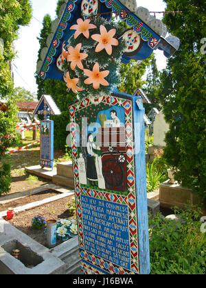 SAPANTA, ROUMANIE : Bizarre de pierres tombales au Cimetière Joyeux montre à la fois l'obscurité et l'humour du côté de la mort. Bienvenue au cimetière roumain qui pourrait abriter le pays le plus enjoué des hommages à la mort ou le plus mauvais goût. À partir de l'étrange comme en cours d'exécution puis décapité par des soldats et d'un mouton traite de scènes quotidiennes dans la vie du défunt ces pierres tombales colorées sont un des sites les plus étranges un enterrement-goer est susceptible de voir. Décorées dans des couleurs vives ces sculptée à la main, pierres tombales en bois excentrique ont sculpté des poèmes humoristiques comme d'épitaphes, donnant des informations supplémentaires sur les Banque D'Images