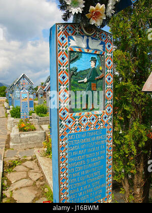 SAPANTA, ROUMANIE : Bizarre de pierres tombales au Cimetière Joyeux montre à la fois l'obscurité et l'humour du côté de la mort. Bienvenue au cimetière roumain qui pourrait abriter le pays le plus enjoué des hommages à la mort ou le plus mauvais goût. À partir de l'étrange comme en cours d'exécution puis décapité par des soldats et d'un mouton traite de scènes quotidiennes dans la vie du défunt ces pierres tombales colorées sont un des sites les plus étranges un enterrement-goer est susceptible de voir. Décorées dans des couleurs vives ces sculptée à la main, pierres tombales en bois excentrique ont sculpté des poèmes humoristiques comme d'épitaphes, donnant des informations supplémentaires sur les Banque D'Images