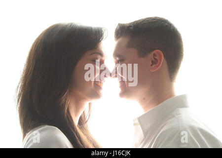 LOUISVILLE, Kentucky, USA : Bianca et Nick poser pour les photos dans leur maison. Rencontrez le trans-famille où maman papa imprégnés qui a ensuite donné naissance à deux beaux enfants. Les avitailleurs peuvent ressembler à un Américain typique de la famille nucléaire où une maman reste à la maison avec les enfants tandis que butch papa va à l'école et le travail. Cependant, ce que les voisins de Bowser dans leur petite ville de Louisville, Kentucky ne sais pas c'est que slim-nightclub singer Bianca Bowser (32) est biologiquement un homme et masculin-bar manager Nick (27) est en fait une femme qui a donné naissance à leurs deux enfants, Kai (3) un Banque D'Images