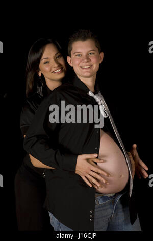 LOUISVILLE, Kentucky, USA : Bianca et Nick Bowser montrer fièrement Nick's baby bump quand il était enceinte de Pax. La famille trans-Bowser poser pour les photos dans leur maison. Rencontrez le trans-famille où maman papa imprégnés qui a ensuite donné naissance à deux beaux enfants. Les avitailleurs peuvent ressembler à un Américain typique de la famille nucléaire où une maman reste à la maison avec les enfants tandis que butch papa va à l'école et le travail. Cependant, ce que les voisins de Bowser dans leur petite ville de Louisville, Kentucky ne sais pas c'est que slim-nightclub singer Bianca Bowser (32) est biologiquement un homme et mascu Banque D'Images