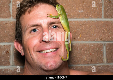 JAIBIRU, AUSTRALIE : Portrait de Scott H. Murray avec une grenouille sur son visage. Un agent des services d'urgence a réussi à capturer le moment les cheveux sur la photo de l'éclair VERS LE HAUT dans le ciel avant de tomber sur terre. Vous seriez pardonné pour penser que la foudre frappe uniquement vers le bas des nuages, mais comme cette extraordinaire photo prouve vis de l'électricité peut voyager vers le haut aussi bien que vers le bas. Autres photos de l'agent des services d'urgence australien Scott H. Murray montrent la différence entre cette grève et l'éclairage rare mais toujours classiques awe-inspiring orages e Banque D'Images