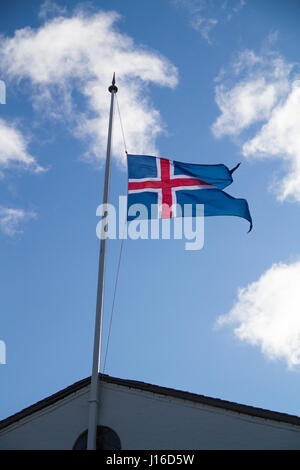 Drapeau islandais dans le vent Banque D'Images