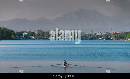 Les rameurs non identifiés à l'Idroscalo, Milan, Italie Banque D'Images
