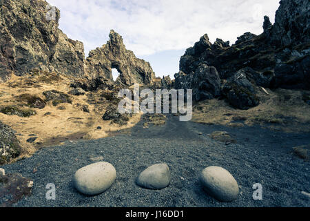 Formations de lave de Djúpalónssandur sur plage de sable noir dans la péninsule de Snæfellsnes (Glasgow), dans l'ouest de l'Islande Banque D'Images