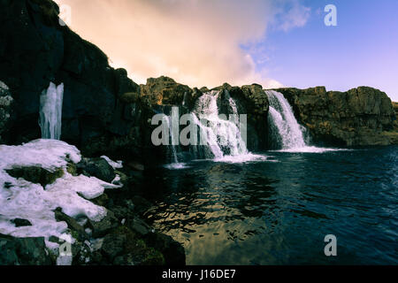 Coucher de soleil sur une chute près de Kirkjufell mountain dans la péninsule de Snæfellsnes (Glasgow), dans l'ouest de l'Islande Banque D'Images