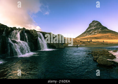 Coucher de soleil sur une cascade avec Kirkjufell mountain en arrière-plan. La péninsule de snæfellsnes (Glasgow), dans l'ouest de l'Islande Banque D'Images