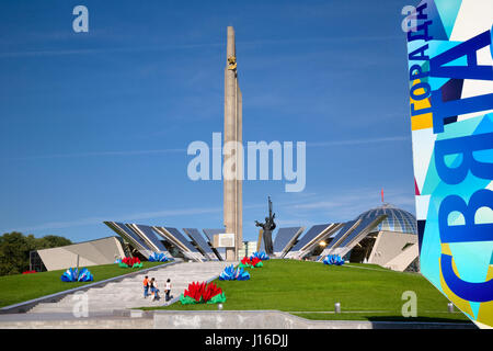 Voir l'obélisque de 'Hero' et Biélorusse Minsk ville Grande Guerre Patriotique Musée durant la célébration de la journée de la ville le 13 septembre 2014 à Minsk, République Banque D'Images