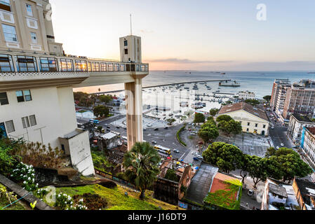 Vue aérienne de l'Elevador Lacerda au centre-ville historique de Salvador, Bahia, Brésil Banque D'Images