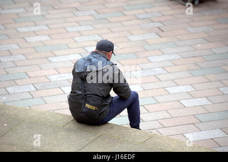 Jeune homme d'immigrants ou de réfugiés de s'asseoir sur le Glasgow concert hall comme suit à la jonction de Buchanan Street et Sauchiehall Street Banque D'Images