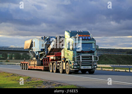 SALO, FINLANDE - le 19 septembre 2015 : 164 V8 Scania truck tire crusher Terex Pegson. Le Terex Pegson machines de concassage sont essentiellement utilisés dans aggrega Banque D'Images