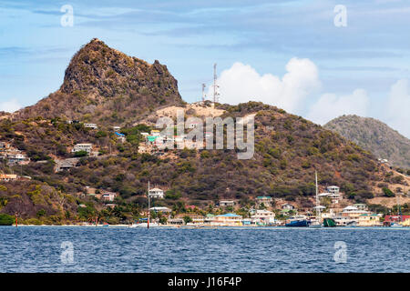 Le Pinnacle et Clifton Harbour View, Union Island, Saint Vincent et les Grenadines. Banque D'Images