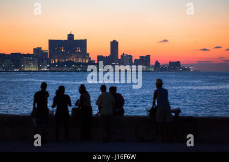 Les pêcheurs cubains sur le Malecon Seawall à La Havane, Cuba Banque D'Images