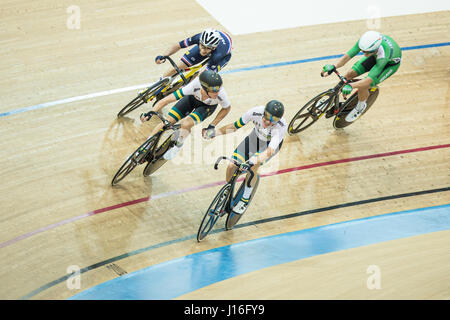 Riders en compétition dans la course Madison Hommes à Hong Kong au cours du Championnat du Monde de Cyclisme sur piste à Hong Kong le 16 avril 2017. (Photo par : Hei Long Chan/Pacific Press) Banque D'Images