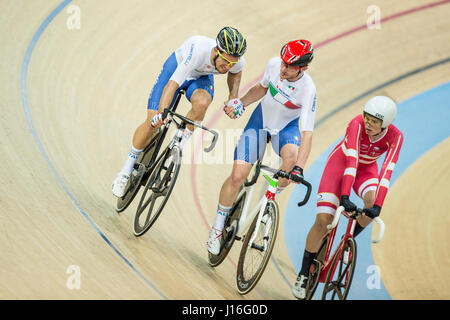 Riders en compétition dans la course Madison Hommes à Hong Kong au cours du Championnat du Monde de Cyclisme sur piste à Hong Kong le 16 avril 2017. (Photo par : Hei Long Chan/Pacific Press) Banque D'Images