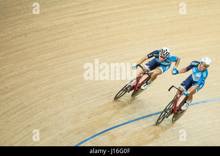 Riders en compétition dans la course Madison Hommes à Hong Kong au cours du Championnat du Monde de Cyclisme sur piste à Hong Kong le 16 avril 2017. (Photo par : Hei Long Chan/Pacific Press) Banque D'Images