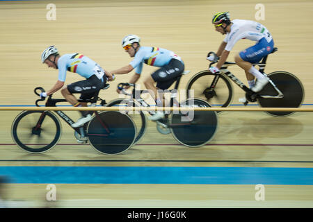 Riders en compétition dans la course Madison Hommes à Hong Kong au cours du Championnat du Monde de Cyclisme sur piste à Hong Kong le 16 avril 2017. (Photo par : Hei Long Chan/Pacific Press) Banque D'Images