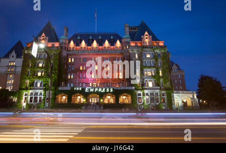 La circulation passe devant l'hôtel Fairmont Empress, dans le centre-ville de Victoria Banque D'Images