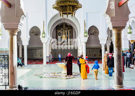 Cour de la Zaouia Moulay Idriss II. Fes, Maroc, Afrique du Nord Banque D'Images