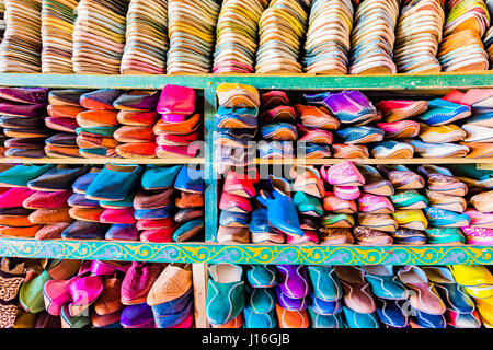 Chaussons empilés et à vendre dans une boutique dans la médina de Fes, Maroc, Afrique du Nord Banque D'Images