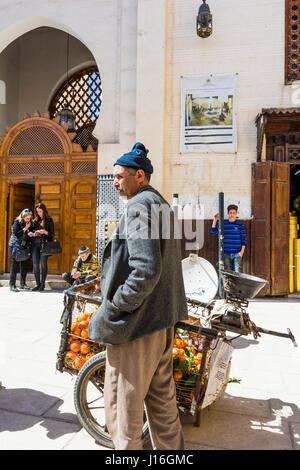 Vendeur de rue Orange. Fes, Maroc, Afrique du Nord Banque D'Images