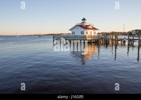 Phare et de la jetée, Manteo, NC Banque D'Images