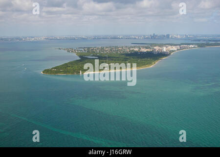 Vue aérienne de Cape Florida Light, Key Biscayne avec le centre-ville de Miami dans l'arrière-plan. Banque D'Images
