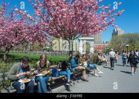 New York, USA, les gens prenant le déjeuner et la lecture sur une chaude après-midi de printemps à Washington Square ©Stacy Walsh Rosenstock/Alamy Banque D'Images