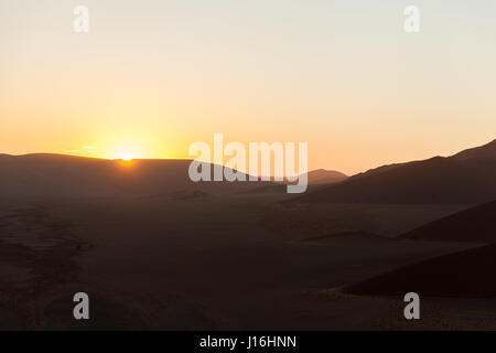 Lever du soleil vu de la Dune 45, Sossusvlei dans le Namib en Namibie, Afrique Banque D'Images