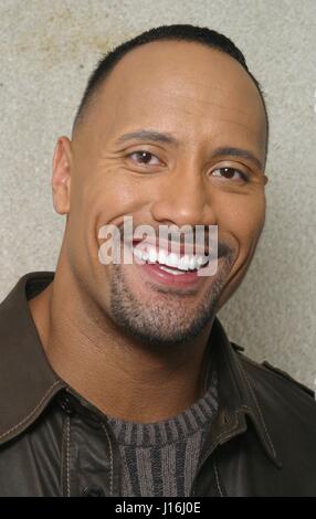 ** ** EXCLUSIVE : The Rock (Dwayne Johnson) photographié avec un 2 x 4 (un accessoire qu'il utilise dans son nouveau film "Walking Tall") en dehors de l'ABC Studios à Philadelphie, PA. Le 15 mars 2004. © mpi09 / MediaPunch Banque D'Images