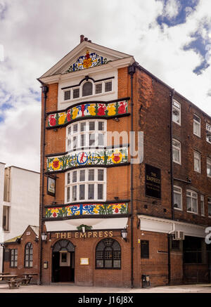 L'Impératrice Pub, anciennement un entrepôt à côté du quai de la Reine qui est maintenant Queen's Gardens, Hull, Royaume-Uni. Banque D'Images