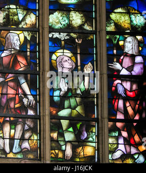 Vitraux dans l'église de Tervuren, Belgique, représentant deux pêcheur appelé comme disciples de Jésus Banque D'Images