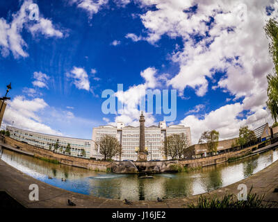 Queen's Gardens, Hull College Building et William Wilberforce Monument, Hull, Royaume-Uni. Banque D'Images