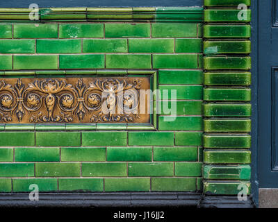 Tuiles vertes sur l'extérieur de l'Humber Dock Bar and Grill, anciennement le briques vert Pub, Humber Dock street, Hull, Royaume-Uni. Banque D'Images