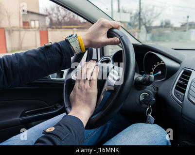 L'homme nerveux poussant conducteur klaxon de voiture Banque D'Images