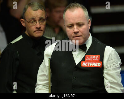 John Higgins à la table dans son match contre Martin Gould sur le quatrième jour du Championnat du monde de snooker Betfred à The Crucible Theatre, Sheffield. Banque D'Images